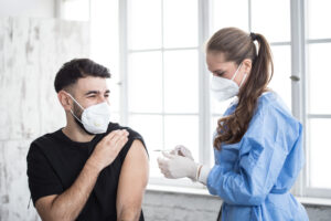 «I vaccini sono ottimi», parola di scienziati pagati da Big pharma