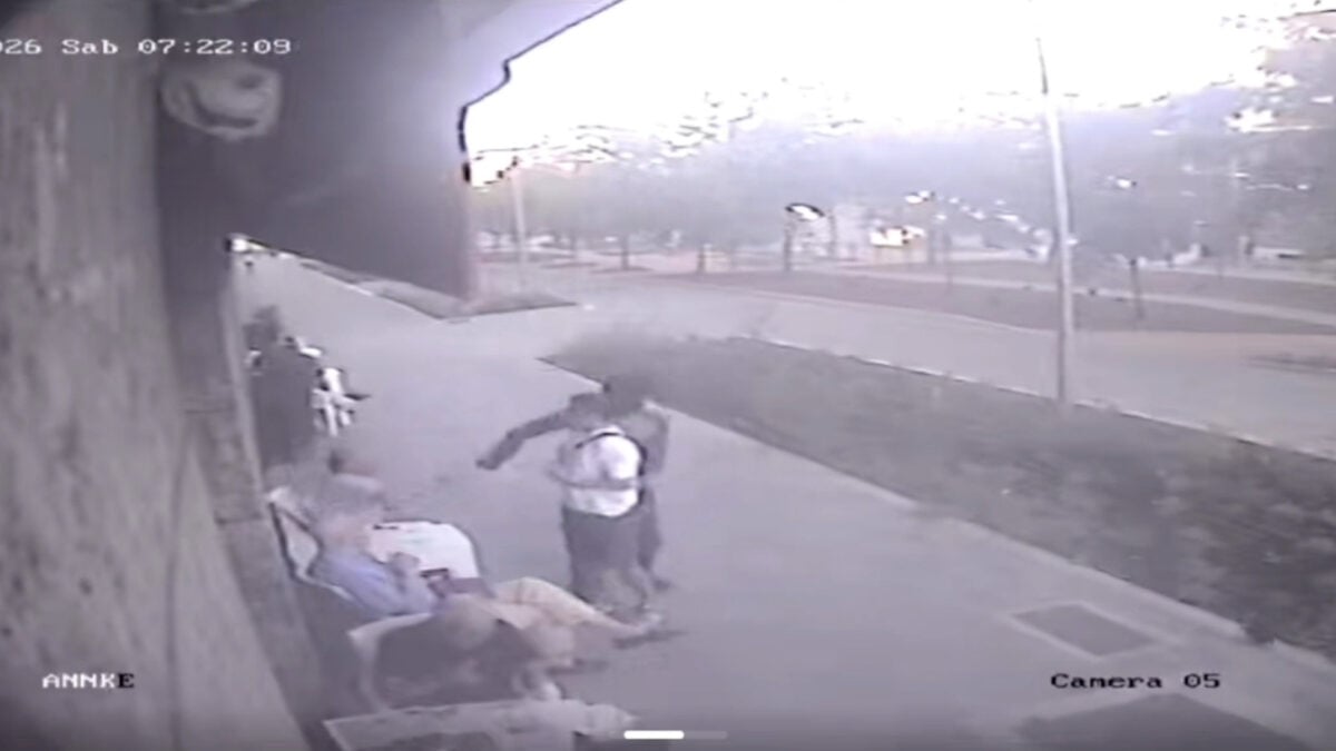 Uomo accoltellato in un bar a Milano, il video choc dell’aggressione a San Siro