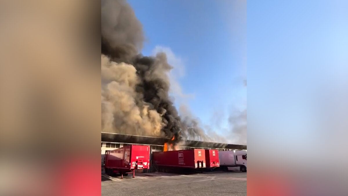 Milano, il video del maxi incendio nel deposito Brt in Bovisa
