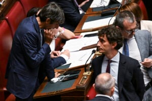 Meloni: «Ora serve una riflessione». Rispuntano i tifosi del piano Garofani