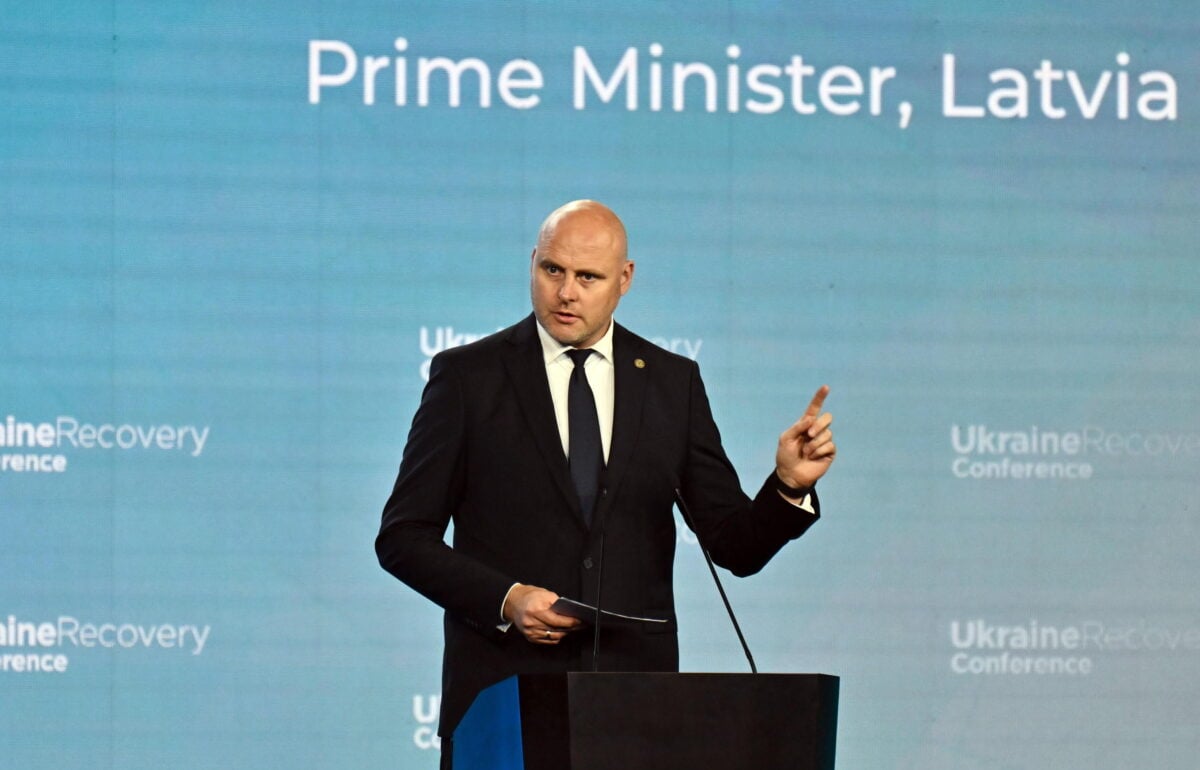 La Lettonia presenta il conto all’Ue