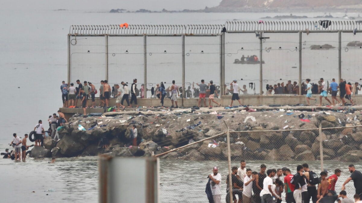 Sbraitano se noi difendiamo i confini. Intanto la Spagna alza i muri in mare