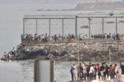 Sbraitano se noi difendiamo i confini. Intanto la Spagna alza i muri in mare