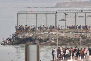 Sbraitano se noi difendiamo i confini. Intanto la Spagna alza i muri in mare