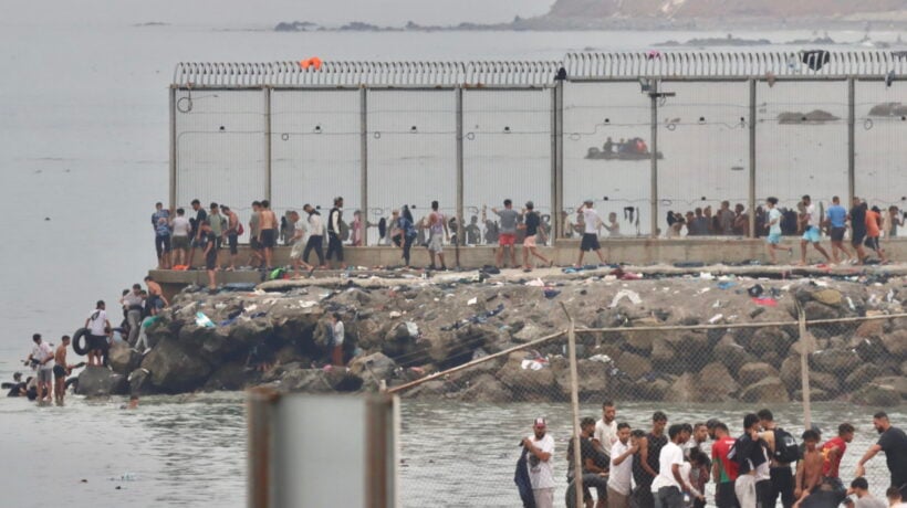 Sbraitano se noi difendiamo i confini. Intanto la Spagna alza i muri in mare