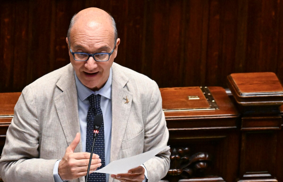 Valditara: «Pronta la circolare per mettere un tetto agli stranieri in classe»