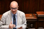 Valditara: «Pronta la circolare per mettere un tetto agli stranieri in classe»