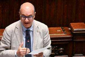 Valditara: «Pronta la circolare per mettere un tetto agli stranieri in classe»