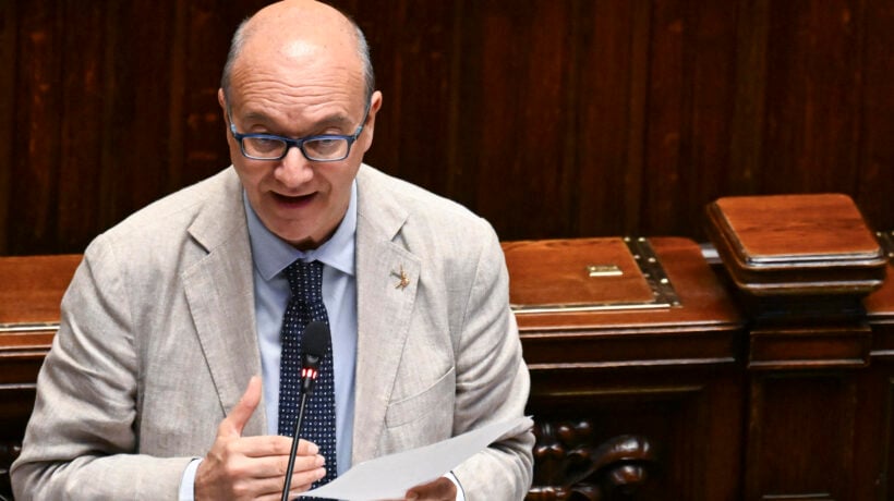 Valditara: «Pronta la circolare per mettere un tetto agli stranieri in classe»