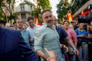 Santiago Abascal: «A causa di Sánchez essere un clandestino è molto redditizio»