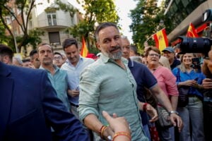 Abascal: «A causa di Sánchez essere un clandestino è molto redditizio»