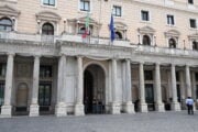 Ci si può dimettere dopo una molestia e prendere la Naspi. Ma chi controlla?