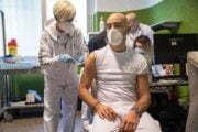Dal virus come l’influenza alle punture ferma-contagi. Lo stupidario di Bassetti