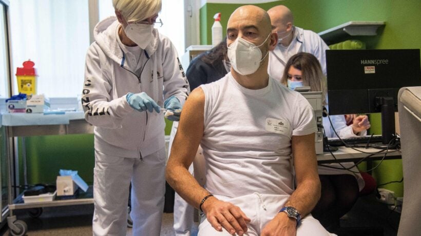 Dal virus come l’influenza alle punture ferma-contagi. Lo stupidario di Bassetti