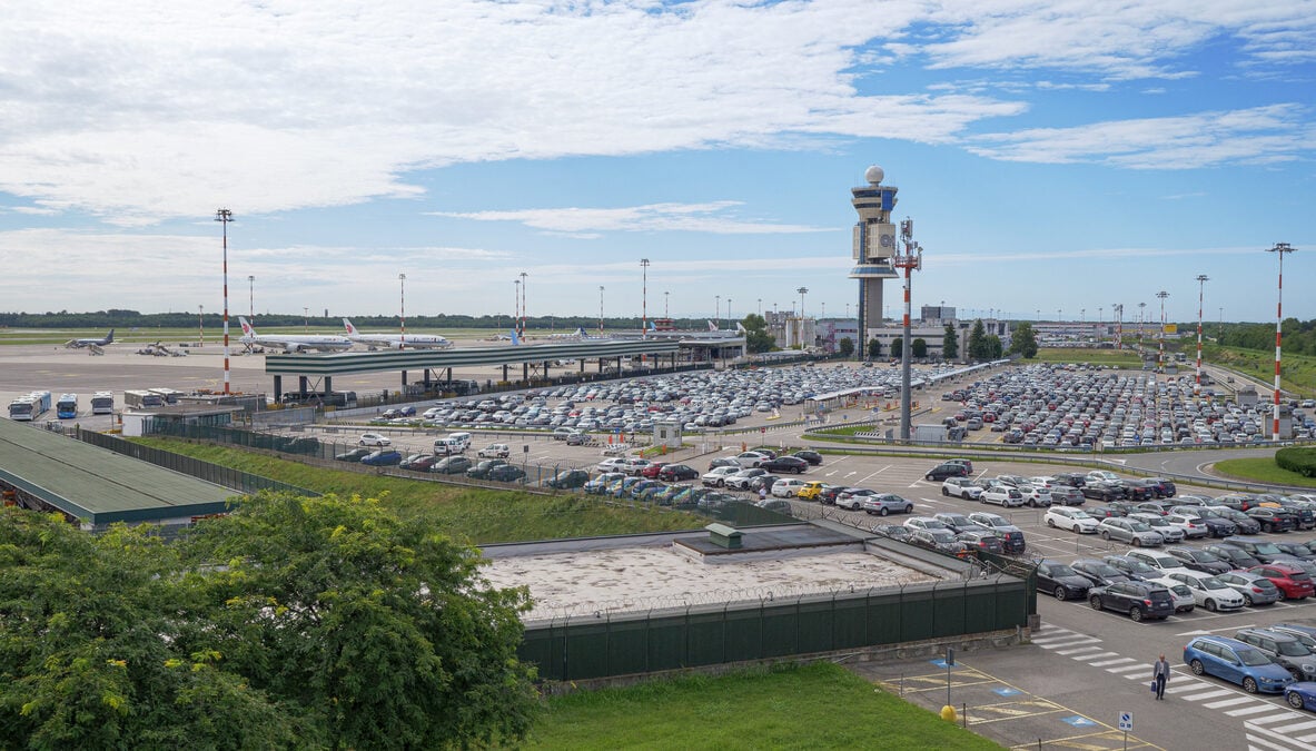 Aeroporto di Milano Malpensa con torre di controllo e parcheggio