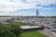 Aeroporto di Milano Malpensa con torre di controllo e parcheggio