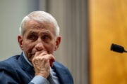 Ex professore di Stanford emarginato durante la pandemia: «Fauci mentì e abusò del suo potere»