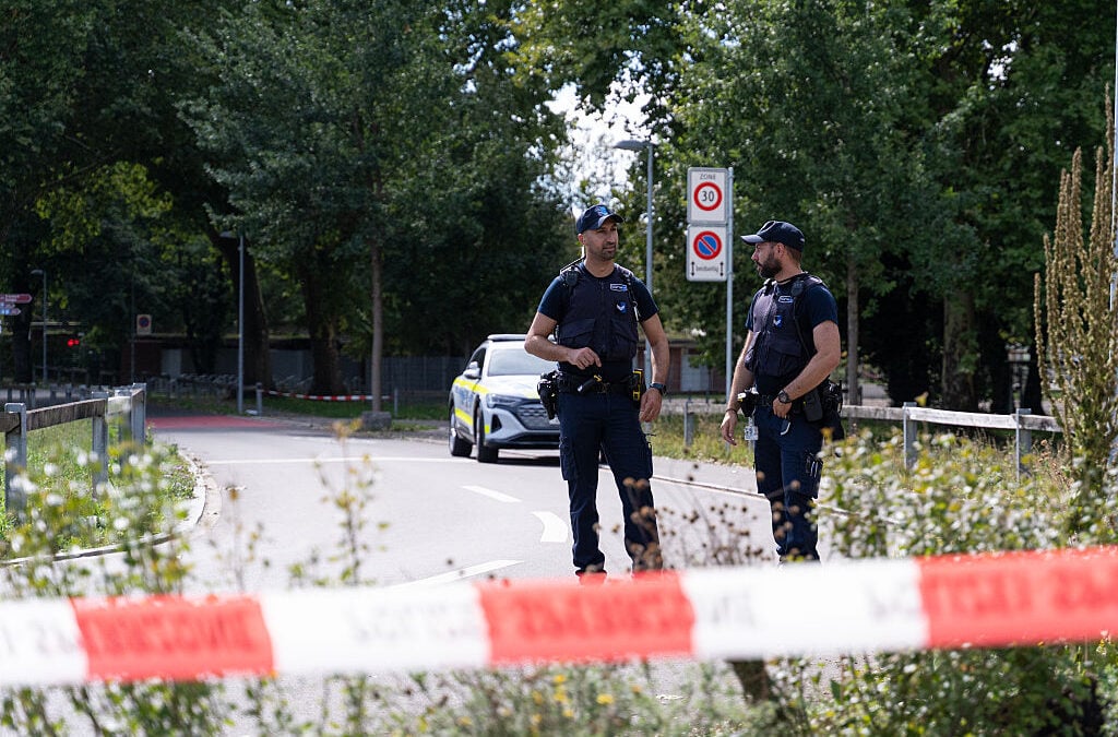 Polizia svizzera blocca una strada vicino al luogo della sparatoria al rave di Aarau
