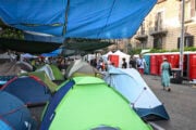 I residenti nella via dello Spin time: «Niente trattative, fuori gli abusivi»