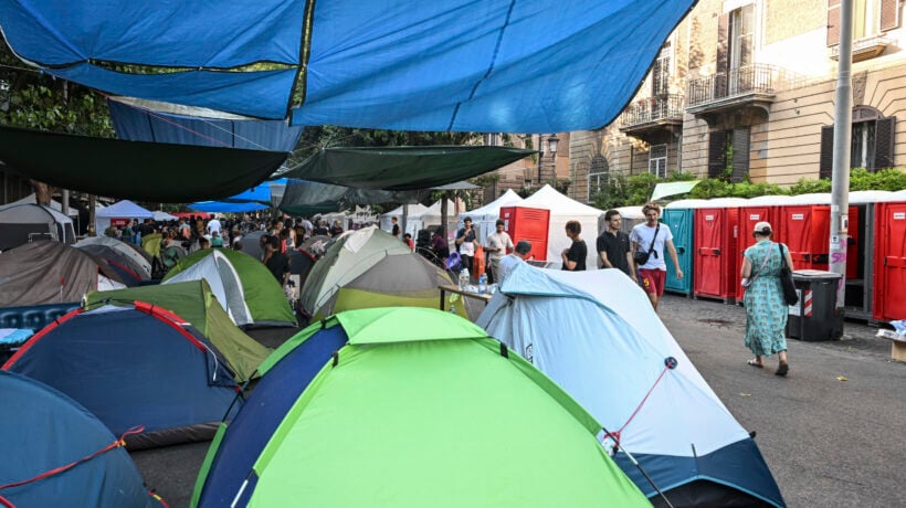 I residenti nella via dello Spin time: «Niente trattative, fuori gli abusivi»