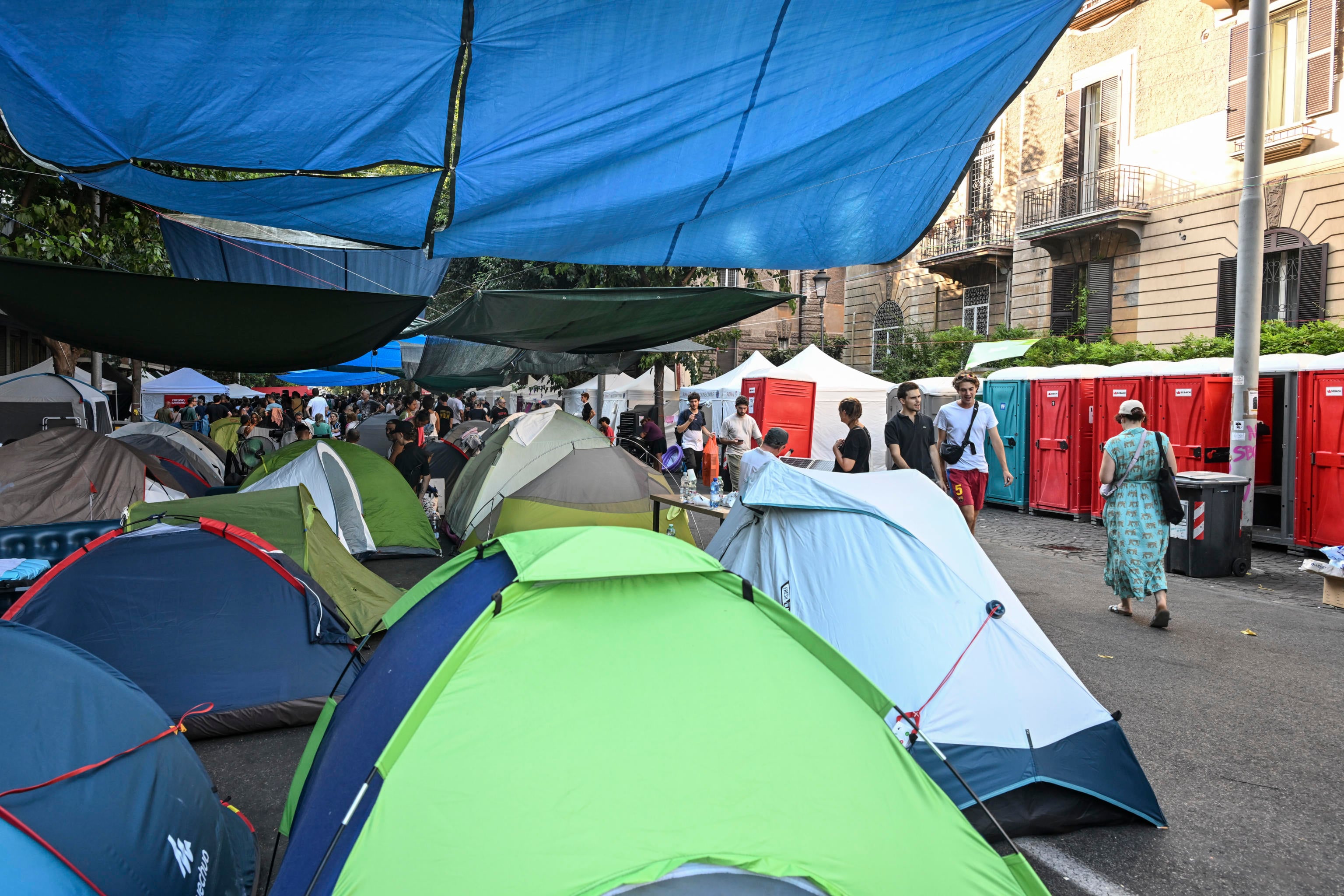 i residenti nella via dello spin time niente trattative fuori gli abusivi da Laverita.info i residenti nella via dello spin time niente trattative fuori gli abusivi