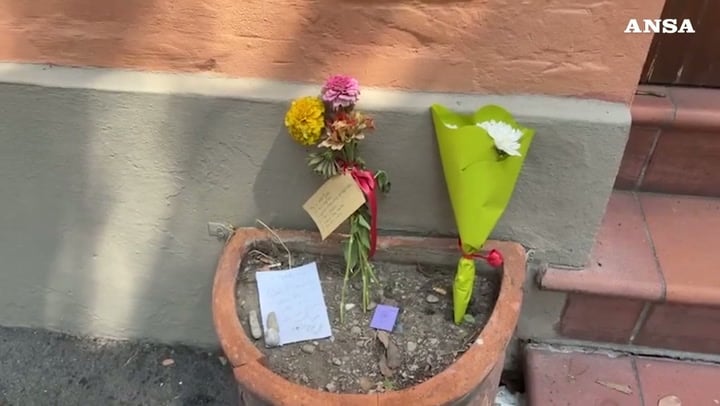 Guccini, l’omaggio di Bologna: le sue canzoni risuonano in via Paolo Fabbri