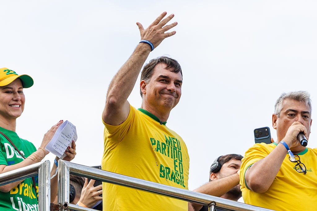 Flávio Bolsonaro durante un comizio elettorale sulla spiaggia di Copacabana a Rio de Janeiro
