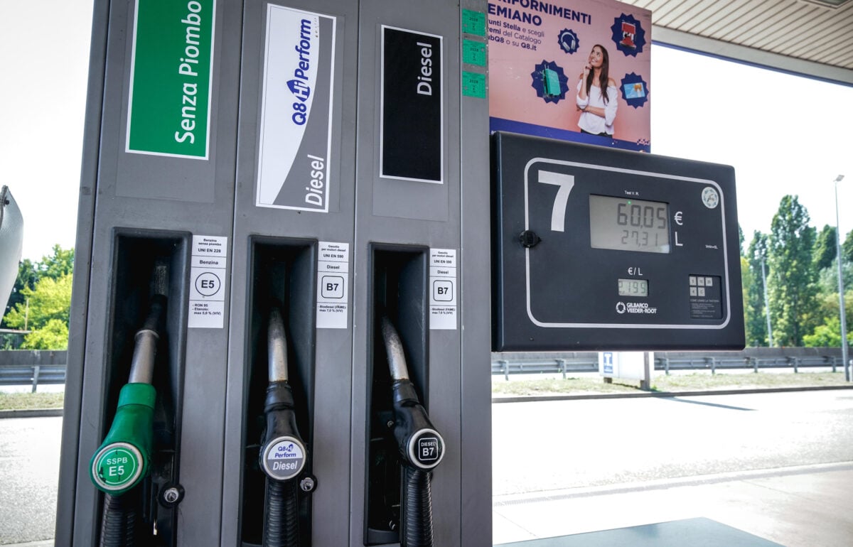 Distributore di carburante con prezzi di benzina e gasolio