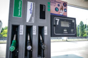 Distributore di carburante con prezzi di benzina e gasolio
