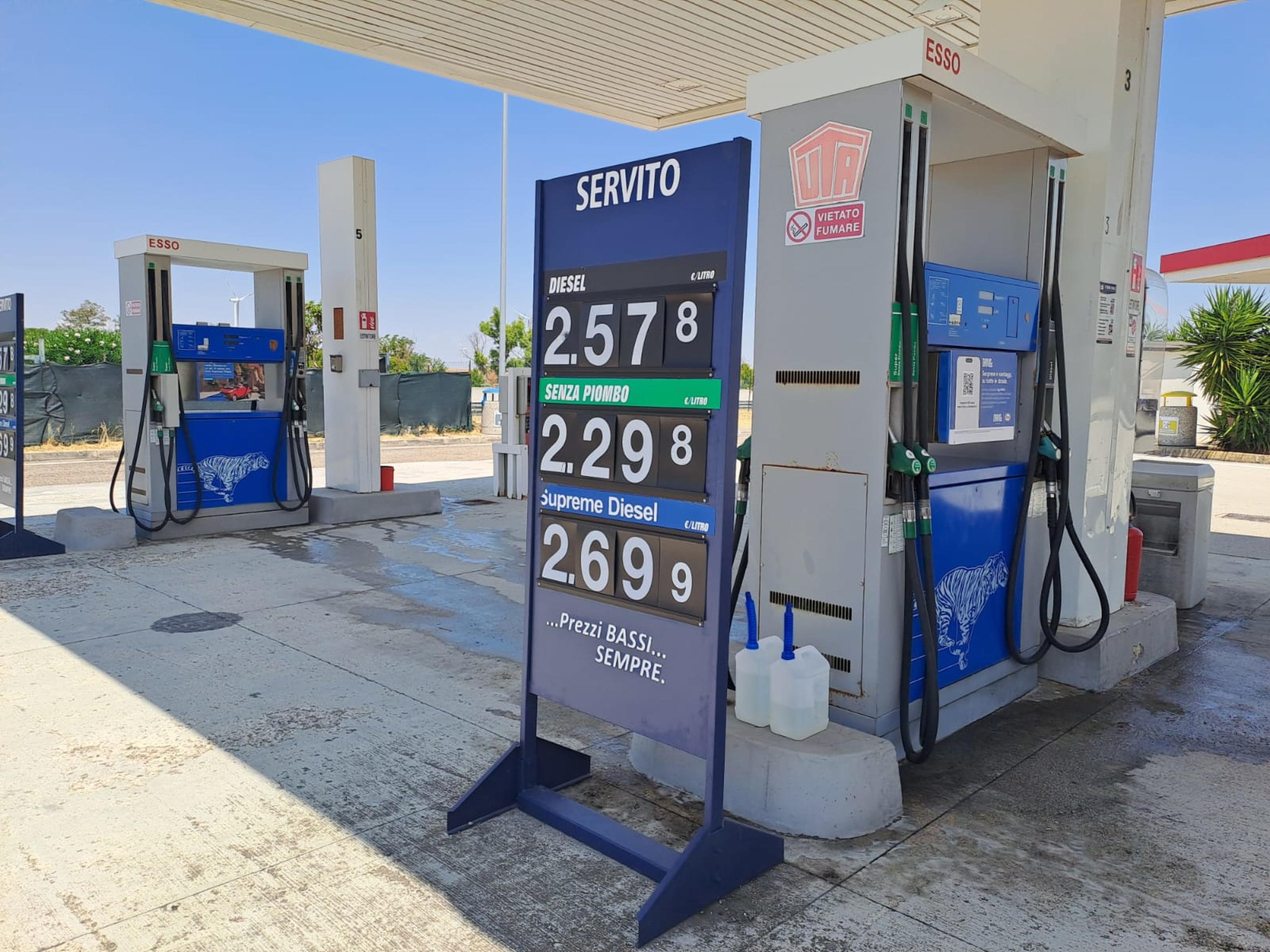 i maxi utili non esistono benzina cara per il green da Laverita.info i maxi utili non esistono benzina cara per il green