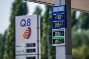 Pompa di benzina con i prezzi di benzina e gasolio