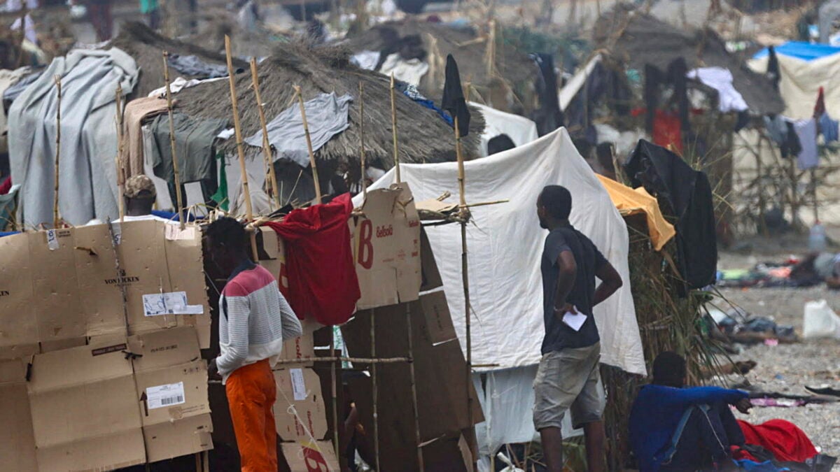 Migranti accampati sulla spiaggia di Ceuta