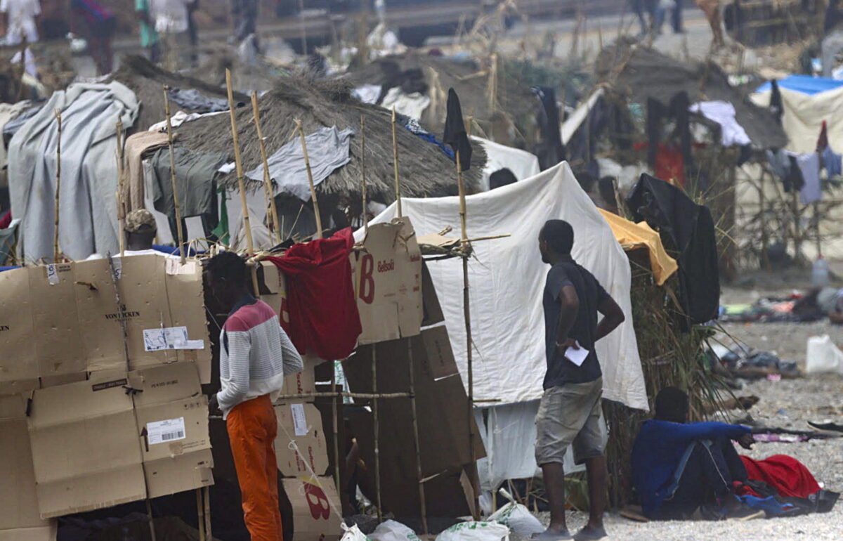 Migranti accampati sulla spiaggia di Ceuta