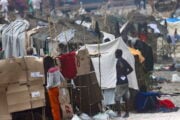 Migranti accampati sulla spiaggia di Ceuta