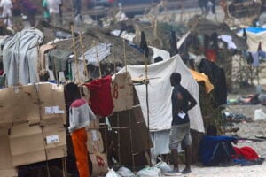 Migranti accampati sulla spiaggia di Ceuta