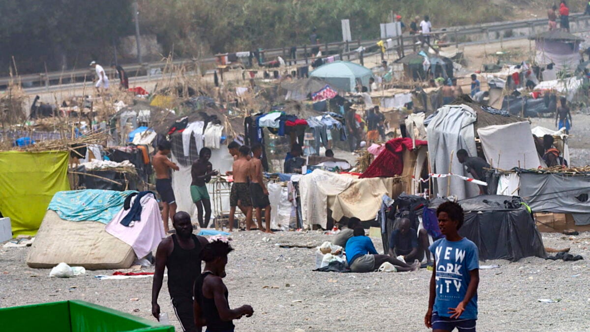 Migranti accampati sulla spiaggia di Ceuta