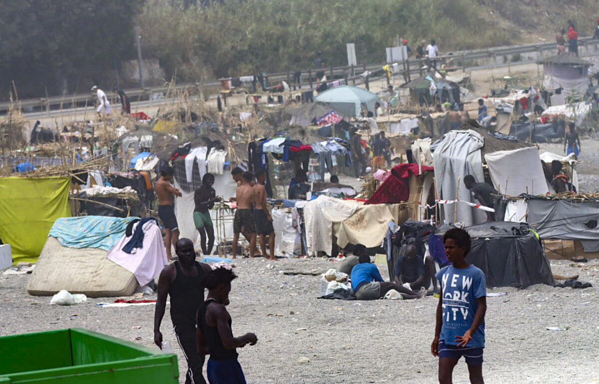Migranti accampati sulla spiaggia di Ceuta