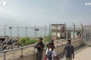 Ceuta, la Spagna installa barriere galleggianti contro i migranti
