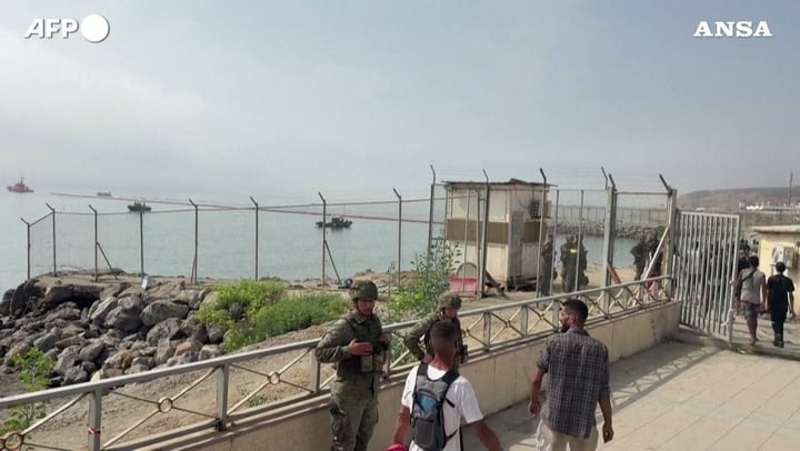 Ceuta, la Spagna installa barriere galleggianti contro i migranti