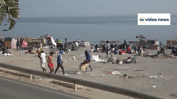 Emergenza Ceuta: i migranti rimasti vivono accampati in spiaggia