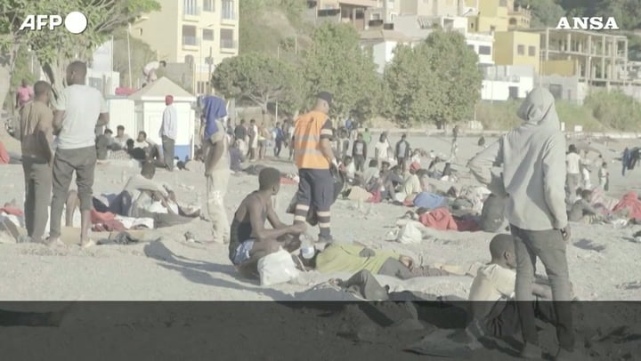 Ceuta, i migranti accampati in spiaggia: «Vogliamo entrare in Europa»