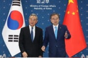Wang Yi e Cho Hyun durante i colloqui a Seul