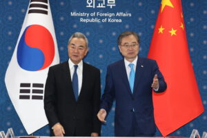Wang Yi e Cho Hyun durante i colloqui a Seul