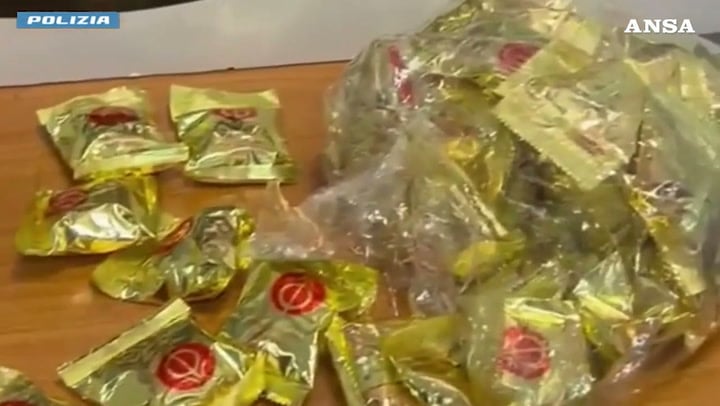 Fiumicino, oltre 5 chili di cocaina nascosti nei «biscotti della fortuna»