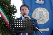 Conte fa l’arringa del partigiano per mettersi nel taschino la Schlein