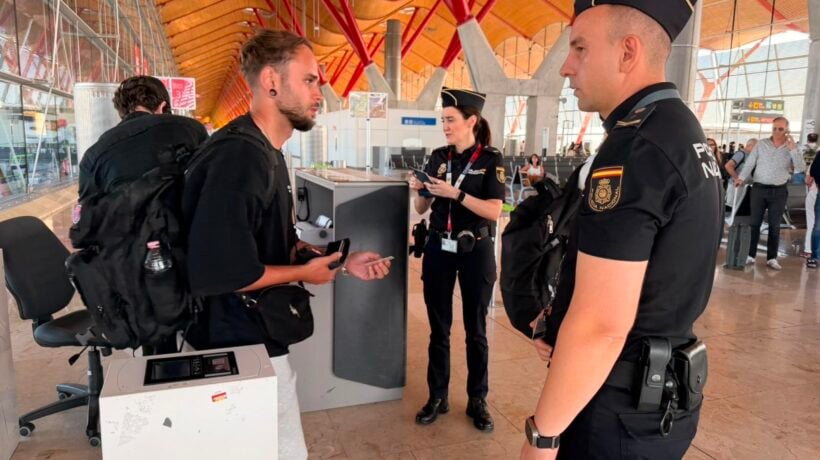 Scatta la ritorsione in salsa spagnola: controlli a caso sui voli dall’Italia