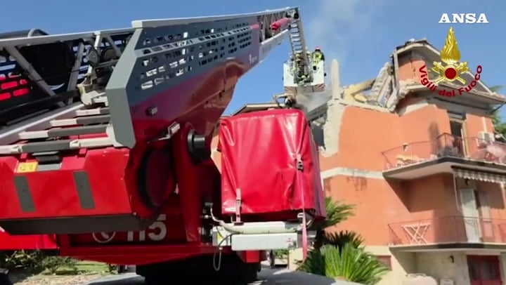 Cassino, esplosione in una palazzina: crolla il tetto, due ustionati gravi