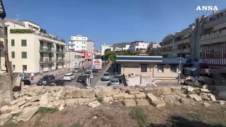Pozzuoli dopo il sisma: crepe nelle case e porto chiuso