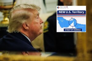 Donald Trump con la mappa dello Stretto di Hormuz definito nuovo territorio Usa