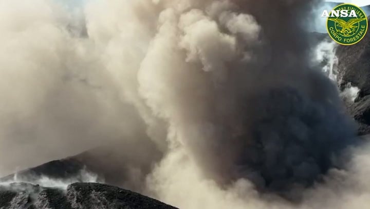 Etna, riprende l’eruzione: allerta rossa per l’aviazione